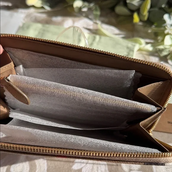 Burberry NEW with original tags, plaid full zip around wallet! $690 Retail - Picture 10 of 16